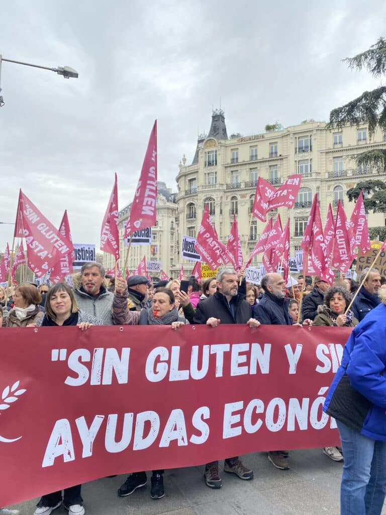 Unes 3.000 persones es manifesten a Madrid demanant a Sanitat ajudes econòmiques per fer front a la dieta sense gluten