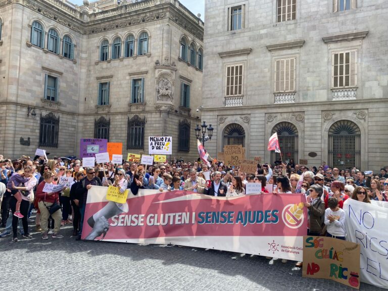 Un miler de persones es manifesten a Barcelona per denunciar la falta d’ajudes i el greuge econòmic que pateixen les persones amb celiaquia